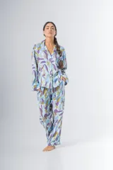 Pijama de algodón estampado, compuesto por una camisa de manga larga con botones y un pantalón recto con elástico en la cintura.