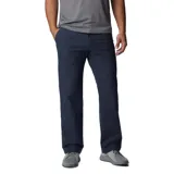 Pantalón de hombre color azul marino, de corte recto, con bolsillos laterales, bolsillos de seguridad con cierre y bolsillo para cuchillo. Confeccionado en tejido elástico con tecnología Omni-Shade UPF 50.