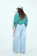 Jean ancho de tiro medio, color azul oscuro, con corte wide leg y paneles de costura visibles en las piernas.