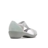 Sandalia de mujer color dorado con tiras finas y suela marrón.