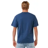 Remera azul de manga corta con estampa rectangular en el pecho con imagen de surf y logo de la marca Rip Curl.