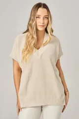 Remerón color chocolate con lurex, escote en V y mangas cortas.