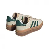 Championes Adidas Gazelle Bold para mujer. Capellada de gamuza color crema con detalles en verde oscuro y suela de goma color caramelo.