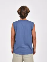 Musculosa sin mangas color azul, con cuello redondo y estampado frontal con texto en blanco.