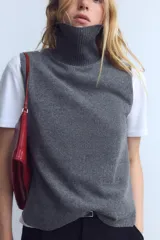 Top gris de cuello alto y sin mangas.