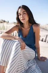 Musculosa tejida azul de lino, con escote en V delantero y trasero, de corte holgado.