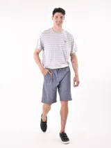 Bermuda de hombre color azul con cintura elastizada y cordón ajustable.
