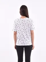 Remera blanca con estampado de ojos y pestañas en negro.