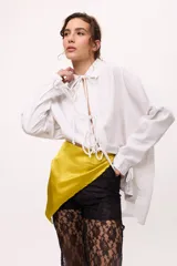 Bandana de satén color amarillo.