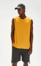 Musculosa mostaza de corte recto y cuello redondo.