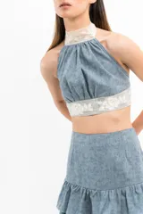 Top de corte halter con tirantes, confeccionado en mezcla de lino y poliéster, con diseño texturizado.