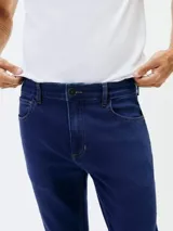 Pantalón de jean azul oscuro, corte skinny y tejido soft touch.