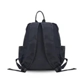 Mochila verde militar de nylon con apertura superior con cierre y tiradores metálicos. Incluye bolsillos internos, bolsillo con cierre metálico al frente, correa corta de mano y correas de galón regulables para colgar en la espalda.