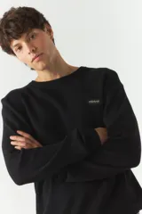 Sweater color marrón de tejido de punto con logo bordado en el pecho.