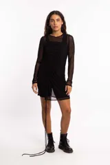 Minivestido negro de microtul elastizado, con mangas largas y drapeado frontal ajustable.