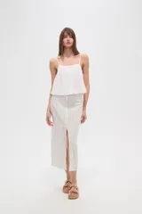 Falda midi de algodón color crudo con rayas verticales negras y tajo frontal.