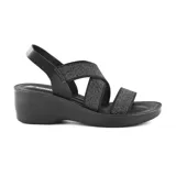 Sandalia de plataforma negra con tiras cruzadas en la parte superior, diseñadas para brindar comodidad y estilo.