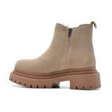 Bota corta de cuero color beige con elásticos laterales y plataforma con suela dentada.