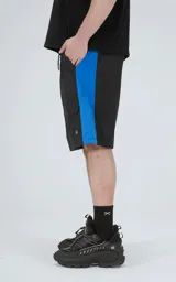 Short negro con cintura elastizada, cordón de ajuste y bolsillos laterales. Presenta una franja azul en los laterales.