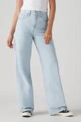 Pantalón de jean celeste claro, corte holgado y tiro alto.