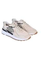 Championes urbanos color beige con detalles en animal print y suela blanca.