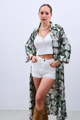 Camisola tipo vestido con estampado floral en tonos verde, blanco y borgoña.