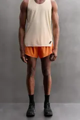Shorts deportivos color naranja de tejido técnico ligero y elástico, con forro interior, cintura elástica ajustable con cordón, bolsillo trasero con cierre y logo estampado en la pierna. Zara Athleticz.