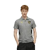 Polo gris de Puma con cuello clásico, tapeta de dos botones, logo de Puma amarillo bordado en el pecho izquierdo, escudo del Club Atlético Peñarol en el pecho derecho y paneles laterales negros. Corte regular.