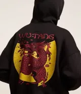 Buzo negro con capucha, de corte boxy, con estampa frontal amarilla de Wu-Tang Clan.