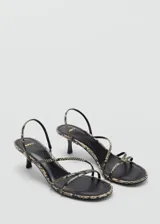 Sandalias con estampado animal print, tacón kitten heel, tiras finas y puntera cuadrada.