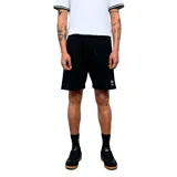 Bermuda deportiva negra con logo Umbro estampado en blanco en la pierna izquierda. Tiene cintura elástica con cordón ajustable.