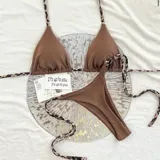 Conjunto de bikini marrón con tirantes finos con estampado animal print.