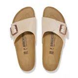 Sandalia Birkenstock modelo Catalina, color blanco aperlado, con hebilla metálica color cobre.