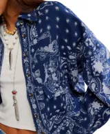 Chaqueta tipo camisa de tejido grueso, color azul marino con estampado tipo bandana en blanco y gris. Presenta cuello camisero, botones frontales y bolsillos de parche en el pecho.
