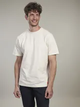 Remera color crema de algodón, con cuello redondo y mangas cortas. Estampado en la espalda con diseño de palmeras, tabla de surf y la palabra 'Mallorca'.