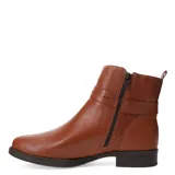 Botas cortas de mujer Bottero modelo Boler, color marrón cuero, con caña a la altura del tobillo. Presentan una correa decorativa con hebilla dorada y un panel lateral con textura de piel de serpiente en tono marrón oscuro. Tienen un taco bajo y suela negra.