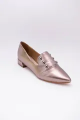 Chatitas negras de cuero con punta fina y apliques de tachas doradas.