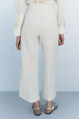 Pantalón culotte negro de tiro alto y pierna ancha.