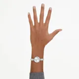 Reloj Swarovski modelo Matrix Bangle, con caja y pulsera de acero inoxidable color plateado, bisel con cristales transparentes y esfera plateada con logo de cisne.