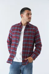 Camisa de viyela roja y azul marino a cuadros, corte slim, con logo bordado, bolsillos con botón y manga larga.