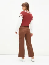 Pantalón de vestir marrón con bolsillos cargo laterales, corte recto y tiro medio.