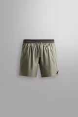 Shorts de entrenamiento color verde oliva, confeccionado en tejido técnico ligero y elástico con perforaciones. Tiene forro interior, cintura elástica ajustable con cordón, bolsillos laterales, bolsillo trasero con cierre de cremallera, bajo con aberturas laterales y logo estampado en la pierna.
