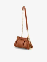 Cartera plateada con efecto arrugado, cierre superior y correa de cadena metálica.