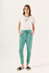 Pantalón de jogging color verde agua, de corte relajado, con cintura elástica y cordón de ajuste.