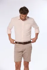 Bermuda color beige, de corte clásico, confeccionada en algodón y spandex.