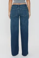 Jean de tiro bajo y pierna ancha, color azul denim. Diseño de estilo Y2K con corte favorecedor.