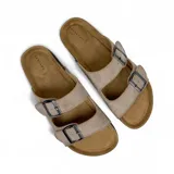 Sandalias de verano color beige con doble tira y hebillas plateadas.