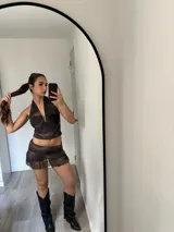 Conjunto de top halter con estampado difuminado en tonos marrones y falda corta con volados.