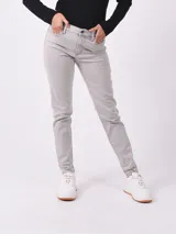 Pantalón jean skinny color gris claro, con bolsillos delanteros y traseros.
