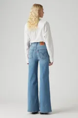 Pantalón de jean celeste de corte acampanado, tiro alto y cinco bolsillos.